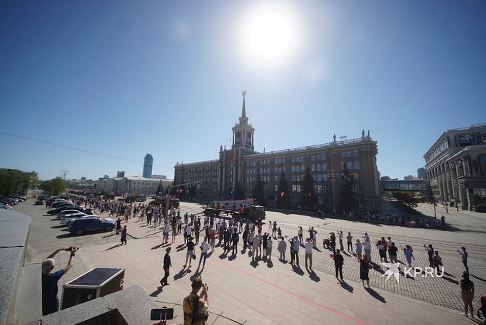 На площадь пришли сотни екатеринбуржцев