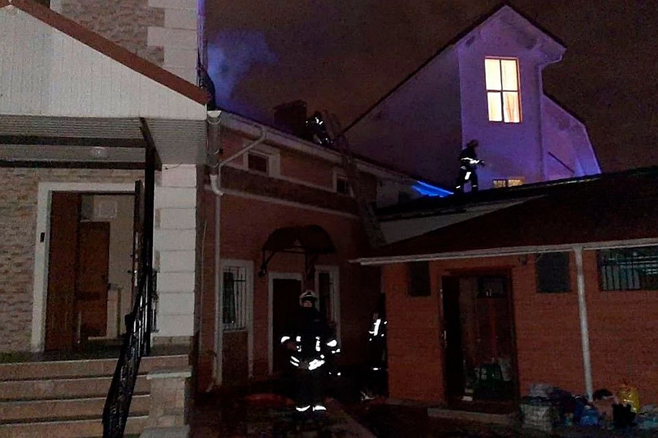 Многие не смогли покинуть полыхающее здание самостоятельно. Фото предоставлено очевидцами