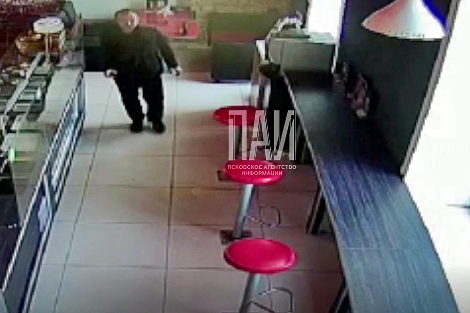 Владельцы кафе просят всех, кто узнает злоумышленника на видео, сообщить об этом в полицию.