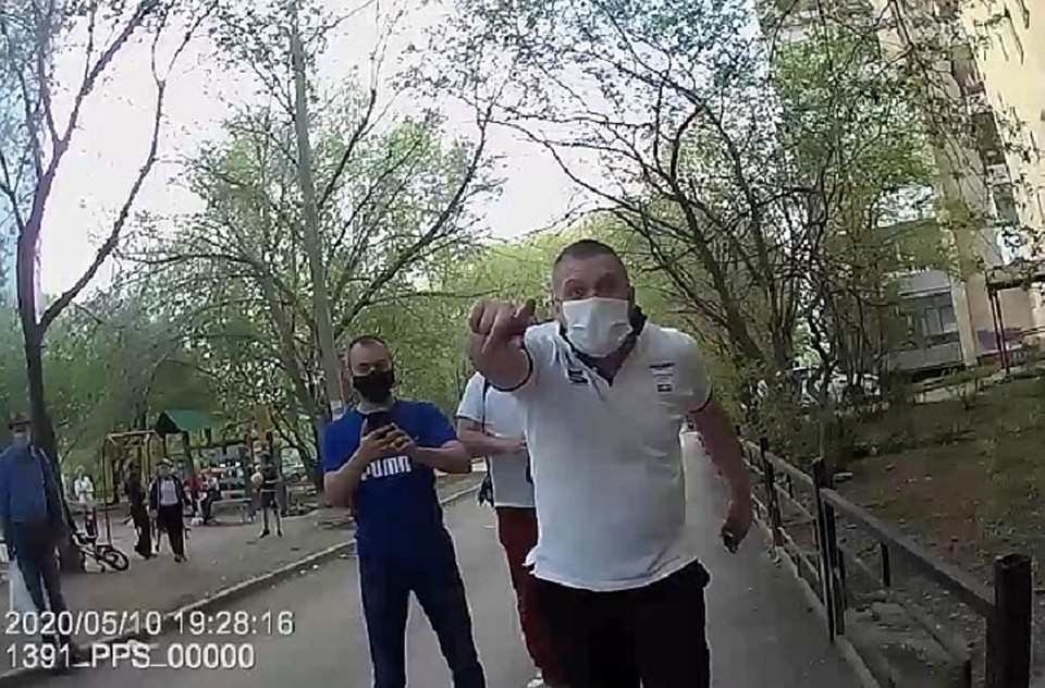 Уголовное дело завели ну мужчину, против которого применили газовый баллон. Фото: скриншот видео УМВД Екатеринбурга