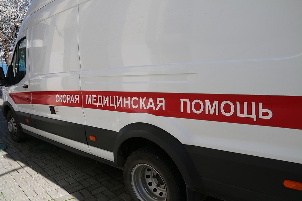 Пассажир такси попал в больницу с множеством травм.