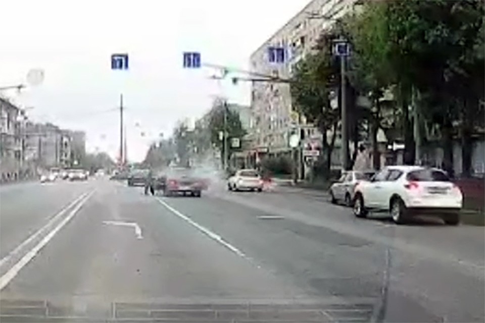 В центре Смоленска на ходу загорелась машина. Фото: ВКонтакте.