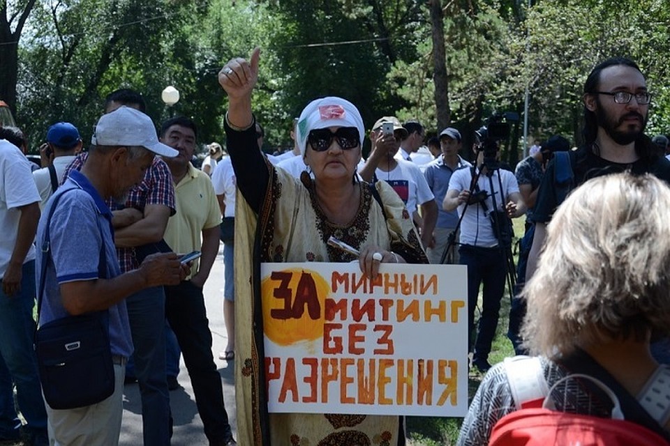 Вместе с тем предлагается исключить требование к организаторам митингов обеспечить обязательство от участников мирных собраний не скрывать свое лицо.