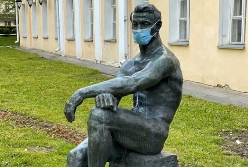 В Смоленске на скульптуру надели маску. Фото: "Подслушано Смоленск" ВКонтакте.