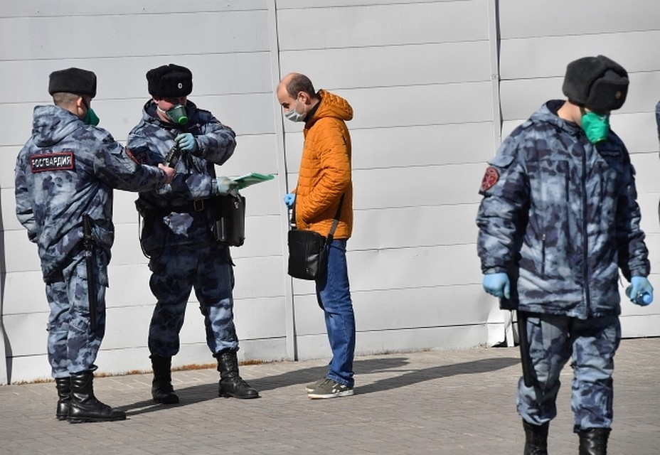 При выходе на улицу не забывайте брать с собой паспорт, уведомление и средства защиты - маску и перчатки.