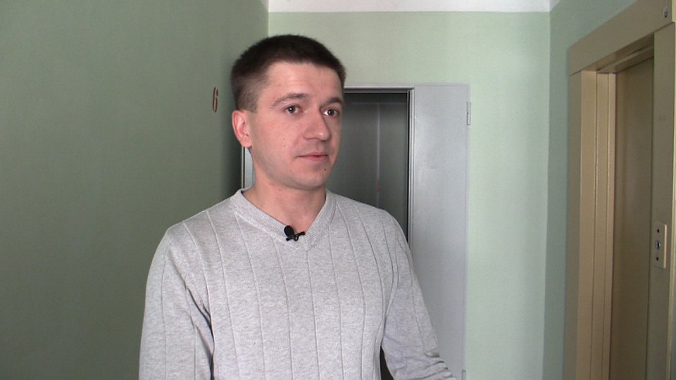Егор вытащил пожилую женщину из квартиры на площадку