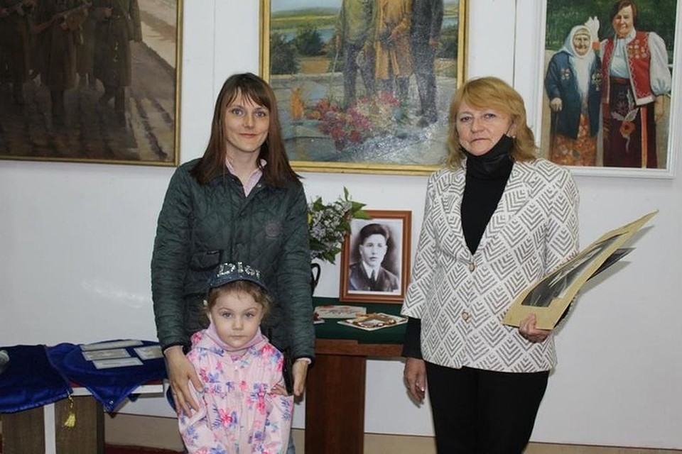 В музей пришли внучка красноармейца Светлана, правнучка Ирина и праправнучка Алиса. Фото: Пресс-служба администрации Алчевска