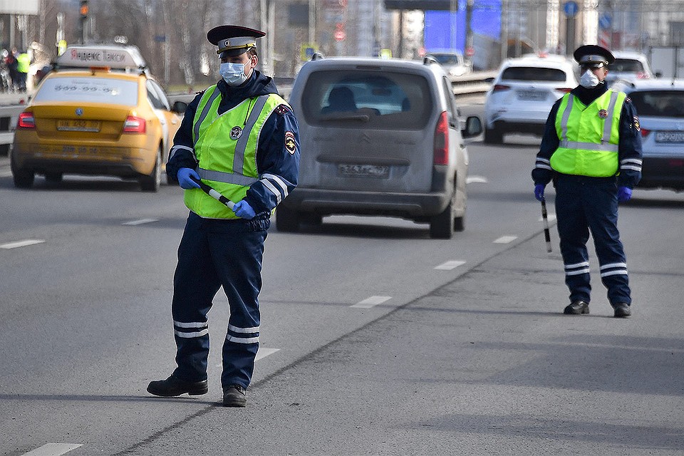 Сотрудники ГИБДД во время проверки пропусков на въезде в Москву.