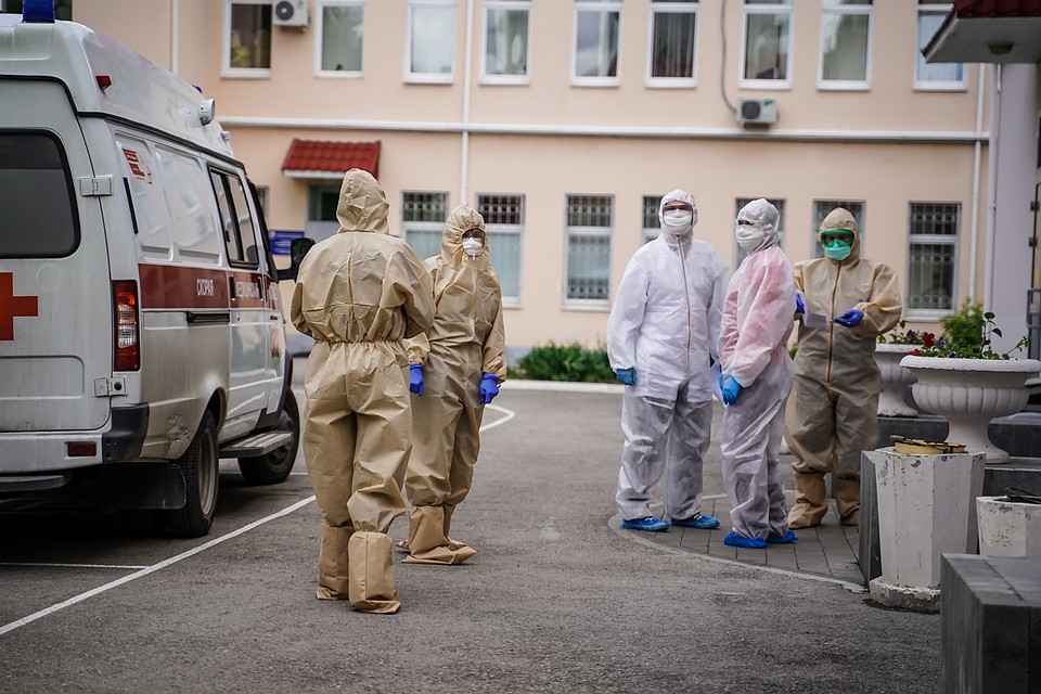 Перед инфекционным отделением Клиник СамГМУ уже выстроилась вереница скорых