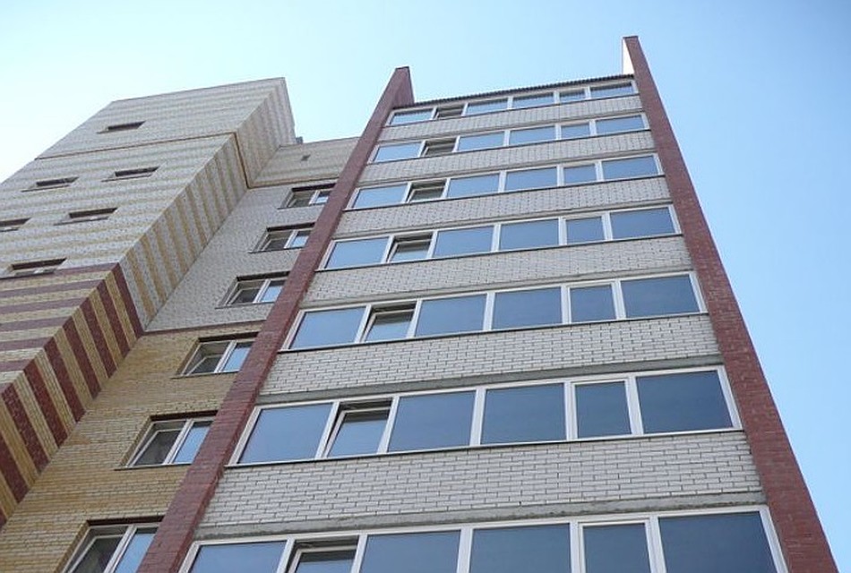 В Салехарде женщина выпала из окна многоэтажки