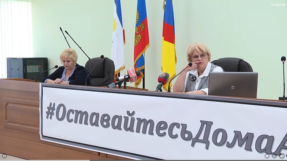 Глава администрации Алушты Галина Огнева во время заседания оперштаба оскандалилась. Фото: скриншот из видеозаписи заседания оперштаба.