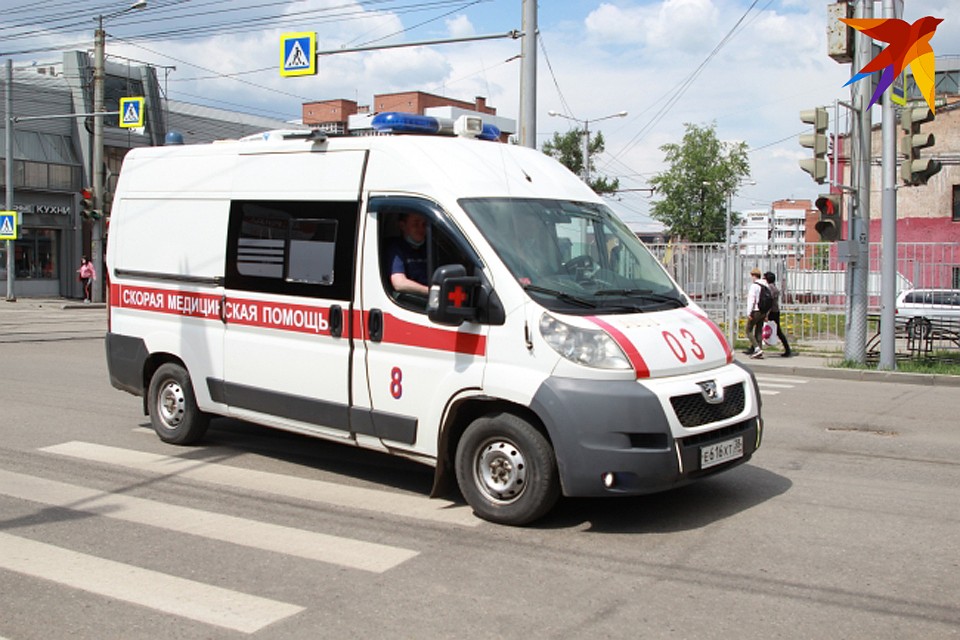 Девочку увезли на "скорой" в больницу.