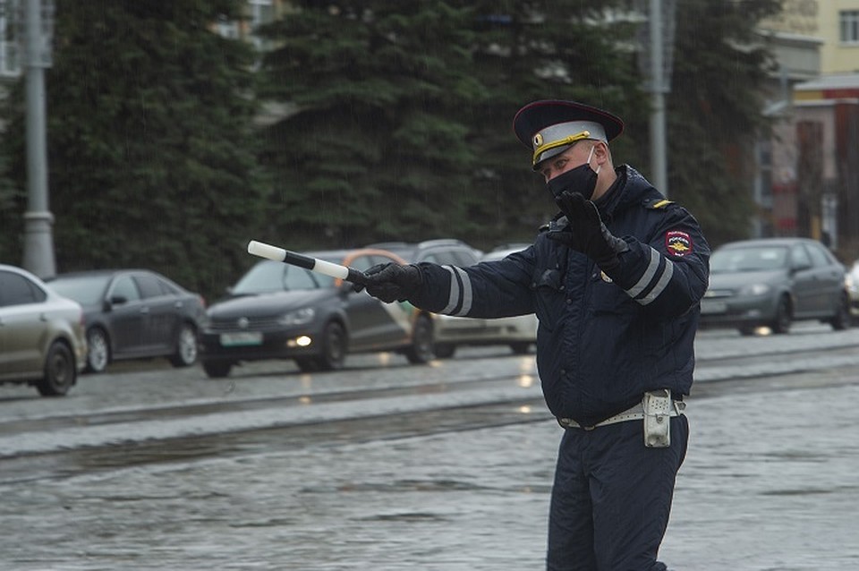 На Урале поймали водителя, который едва не переехал маму с двумя детьми