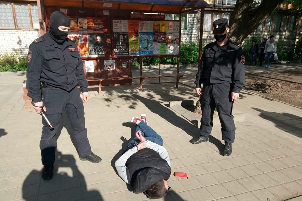 Грабитель на асфальте - похищенное изъято. Фото: сайт регионального УМВД.