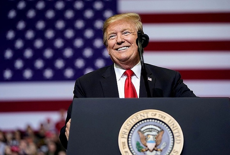 Трамп отправился играть в гольф во время пандемии коронавируса