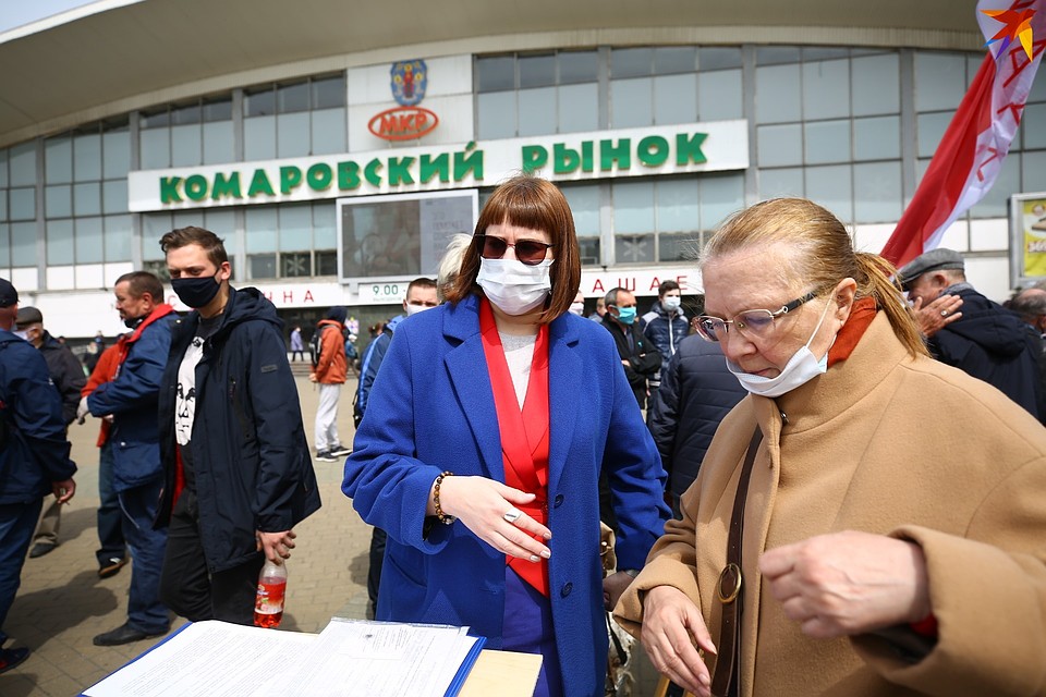 Самое оживленное место по сбору подписей - у «Комаровского рынка». Сотни людей собрались, чтобы поддержать претендентов в кандидаты. Много людей было в масках.