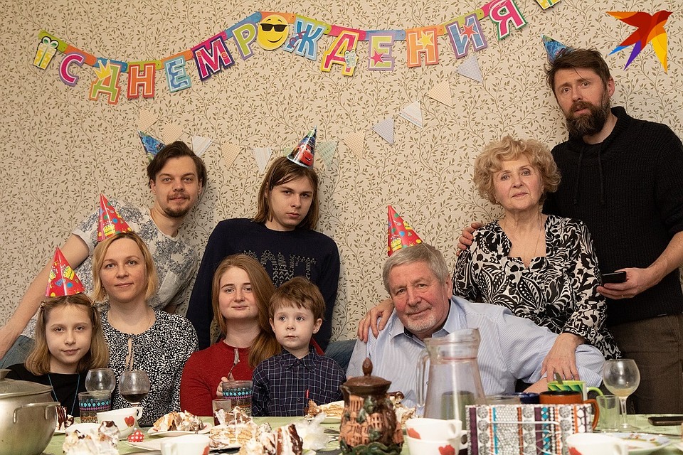 В марте, на 3-летии внука Андрея (сидят слева направо): внучка Иоанна, невестка Ирина, дочь Алеся, внук Андрей и Алексей Дударев. Стоят (слева направо) - зять Дмитрий, внук Арсений, жена Валентина и сын Максим. Фото: архив.
