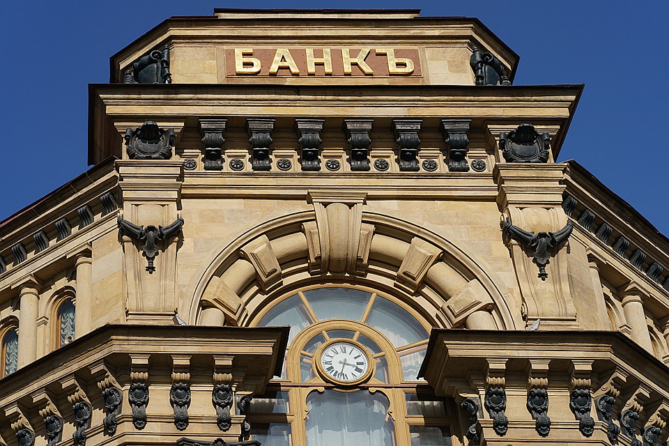 Пока государство и банки призывают нас чаще пользоваться картой и бесконтактными способами платежей, сами они предпочитают старый добрый кэш