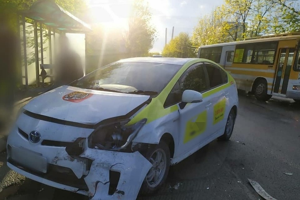 Prius врезался в авто на пешеходном переходе. Фото: AK_VDK, dps_vl