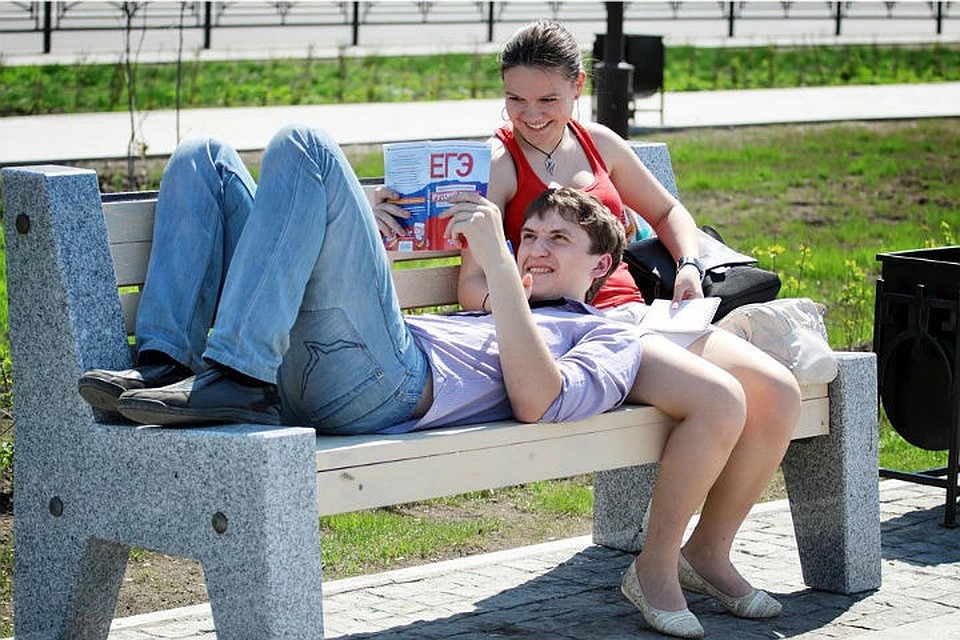 Выпускники будут сдавать экзамены в июле, им измеряют температуру и рассадят на расстоянии в 1,5 метра