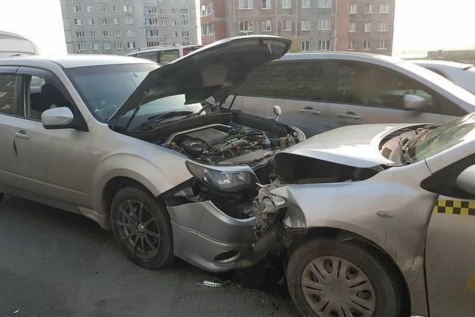 Водитель такси спровоцировал серьезное ДТП на Ладыгина. Фото: AK_VDK, dps_vl