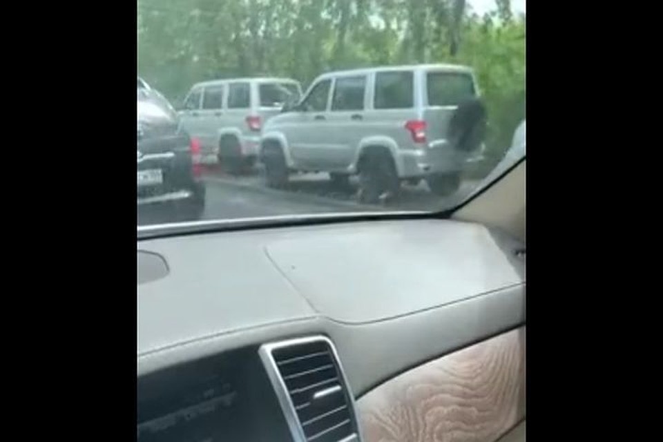 На Бердском шоссе внедорожники, пытавшиеся объехать пробку, собрали новую на обочине. Фото: кадр из видео