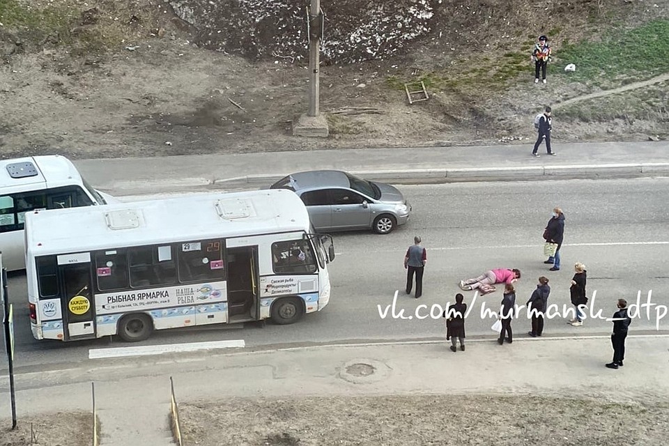 От удара женщину отбросило на несколько метров. Фото: Мурманск ДТП ЧП