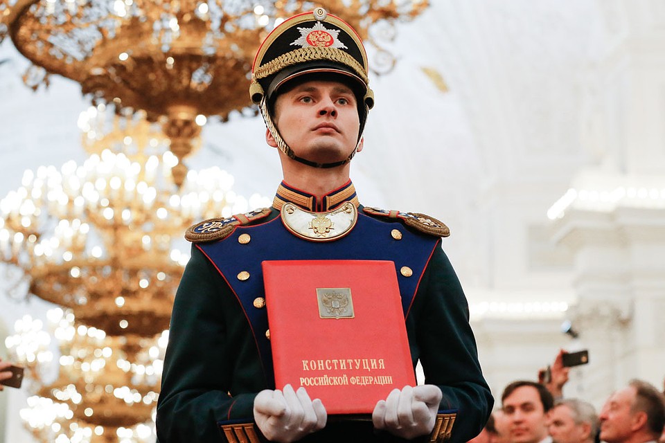 Статья 15 нашей Конституции прямо ставит международное право выше российского. Фото: Александр Земляниченко/ТАСС