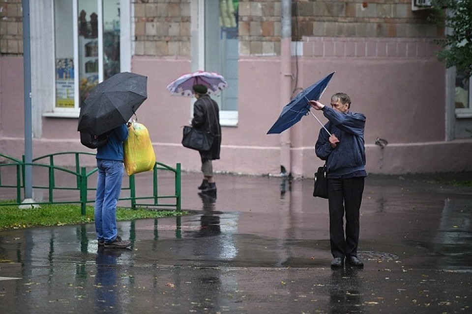 Помимо грозы ожидается и сильный ветер.