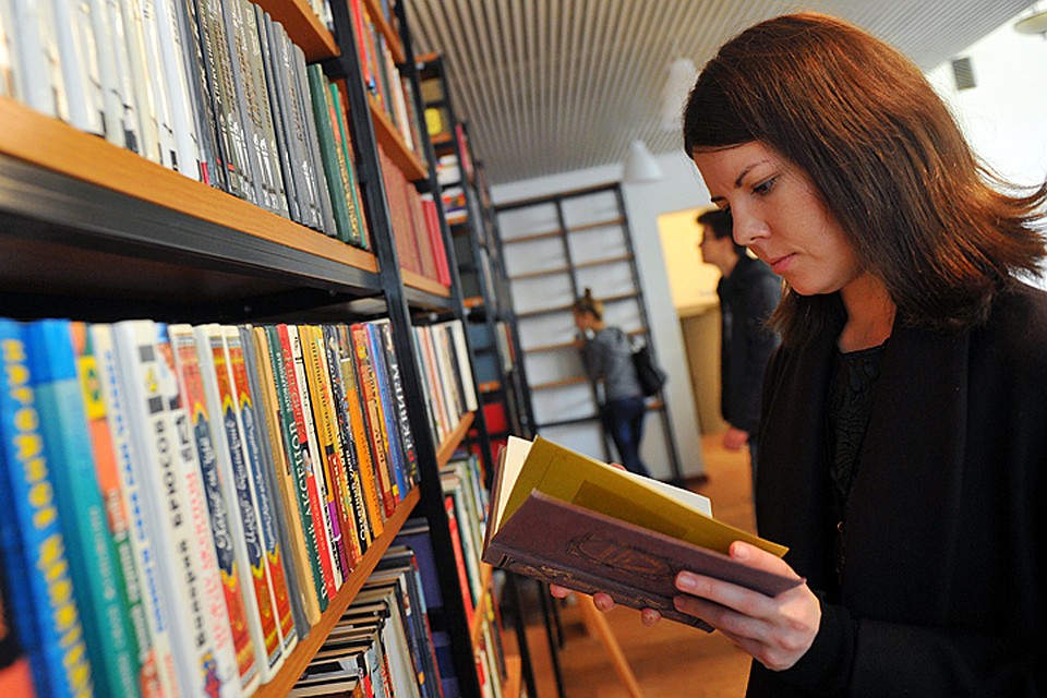 Чтобы взять книги в библиотеке Горького, надо сделать предзаказ.