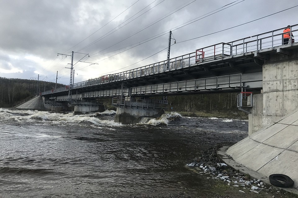 Бурнеы воды реки Кола нарушили движение поездов по мосту. Фото: МЧС по Мурманской области