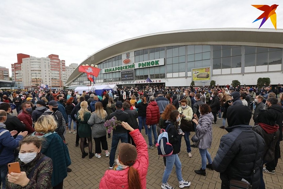 Тысячи белорусов пришли к пикетам инициативных групп по сбору подписей за выдвижение в кандидаты в президенты. Главная точка притяжения в Минске - площадь возле «Комаровского рынка».