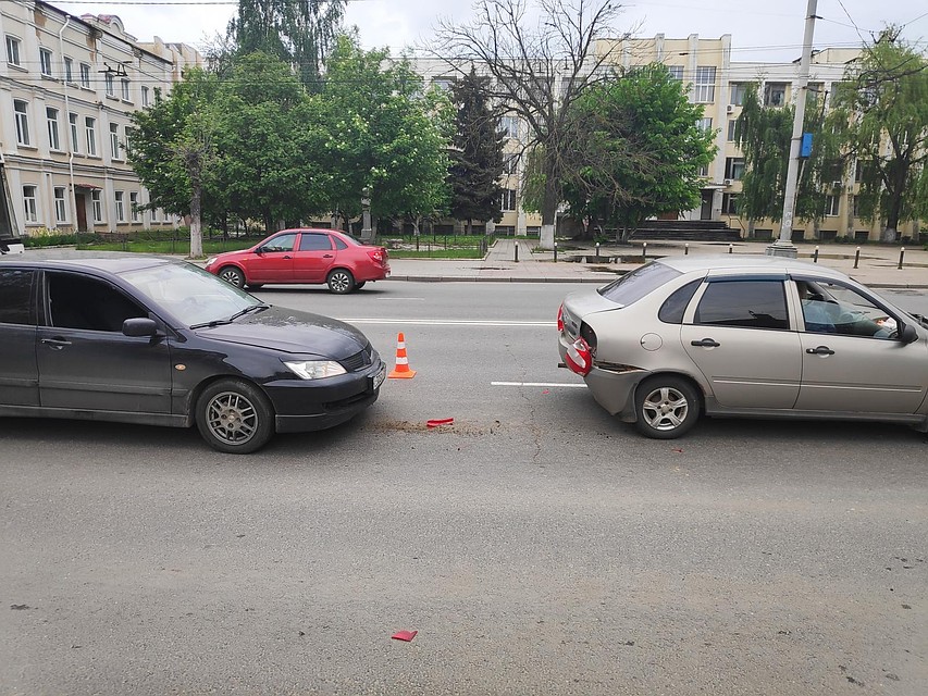 "Ладу Калину" протаранил автомобиль "Митсубиши", от удара машина врезалась в "Тойоту"