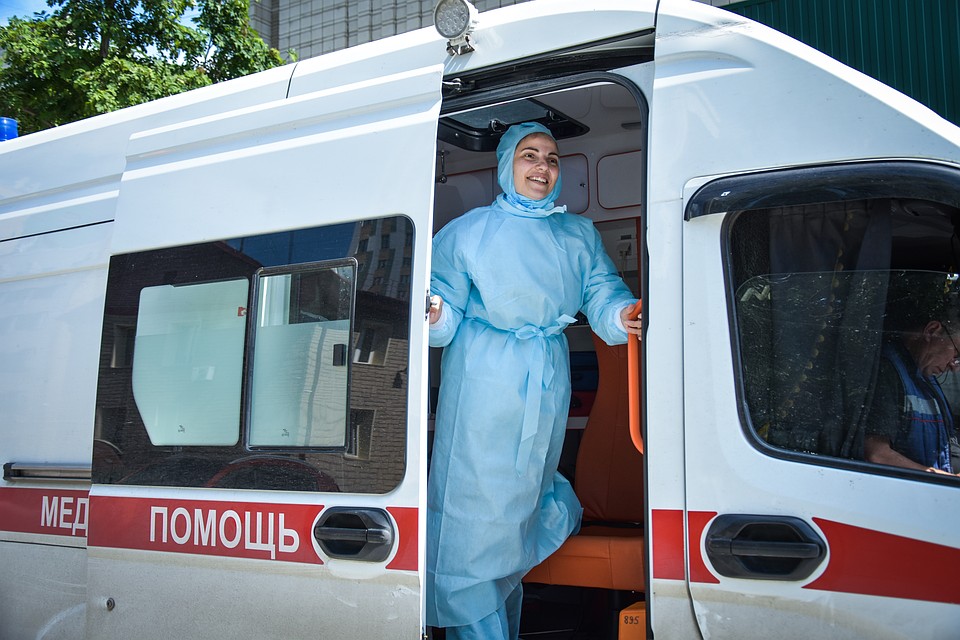 В таком костюме медикам приходится работать круглые сутки.