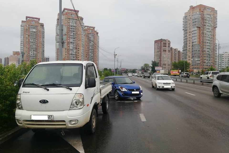 Водитель припаркованного авто пострадал в аварии в Хабаровске