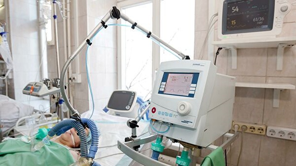 К аппаратам ИВЛ подключают пациентов с тяжелой формой коронавируса.