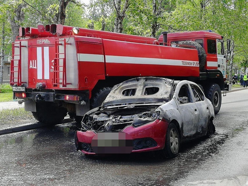 Автомобиль загорелся прямо на ходу.