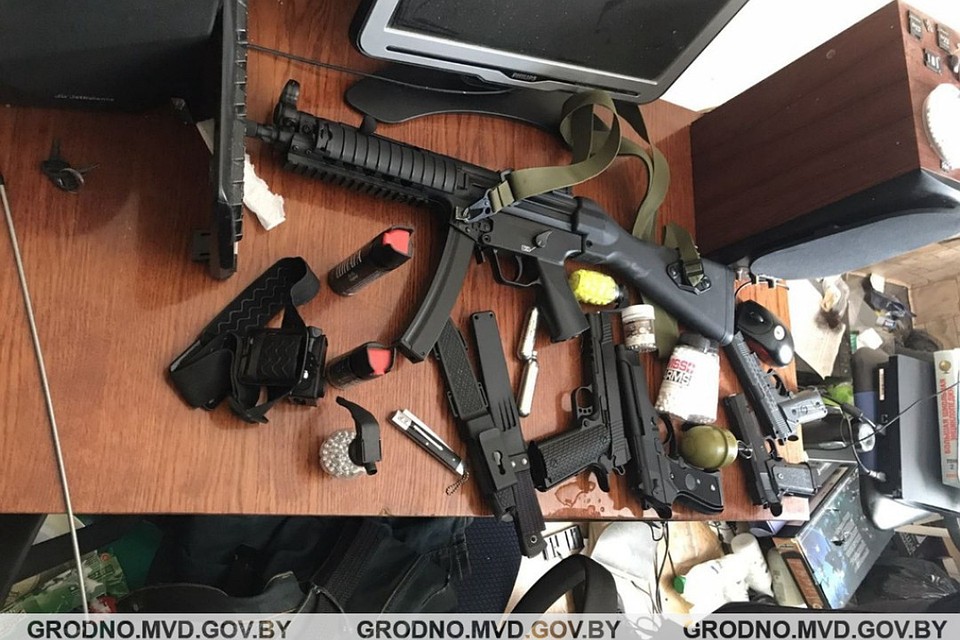 Житель Гродно обстрелял лифтеров из оружия для игры в "СтрайкБол". Фото: УВД Гродненского облисполкома
