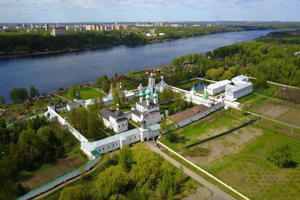 В Толгском женском монастыре завершили работы по сохранению стен и башен ограды кедровника