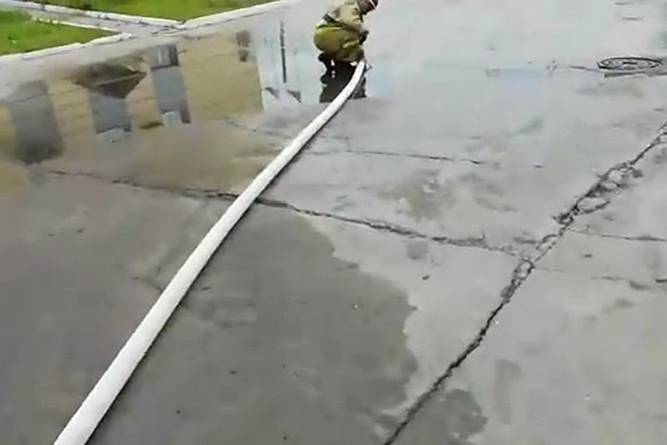 Пожарный погиб при испытании рукава в Кузбассе. ФОТО: кадр видео vk.com "БОЕВОЙ УЧАСТОК | ПОЖАРНЫЕ | МЧС | СКОРАЯ"