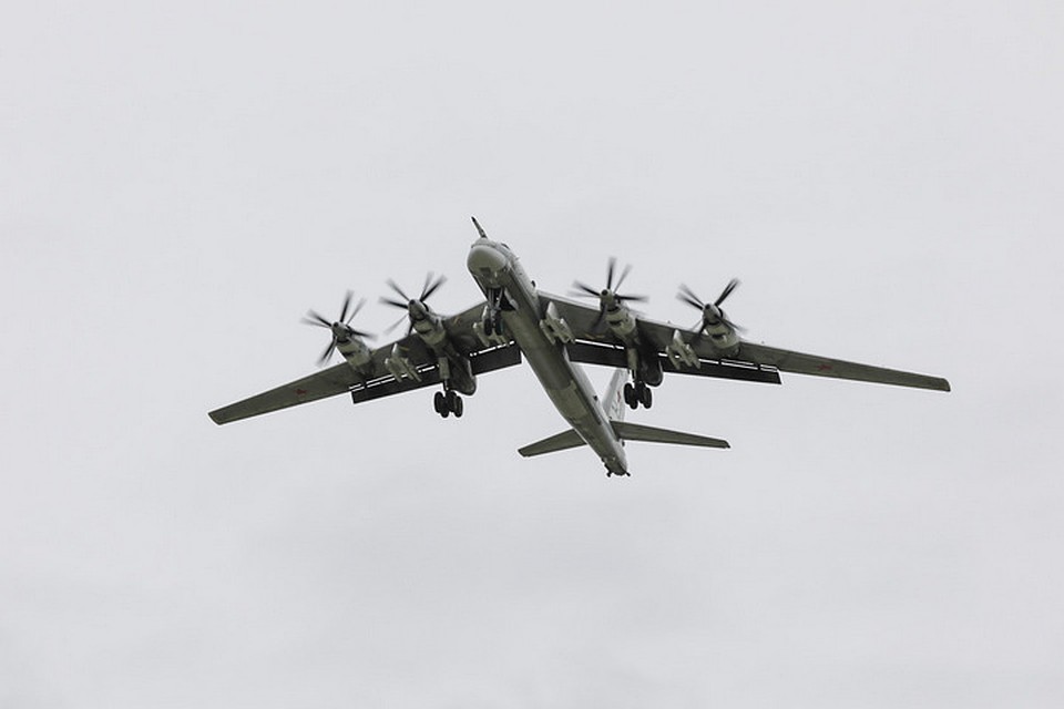 Ракетоносцы Ту-95мс дальней авиации Воздушно-космических сил России патрулировали над нейтральными водами.