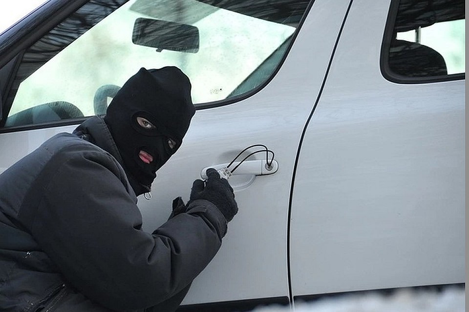 Подозреваемые угнали машины и бросили их в другом дворе