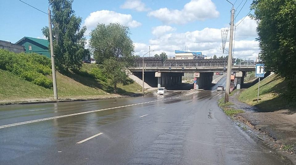 Вода вышла на проезжую часть