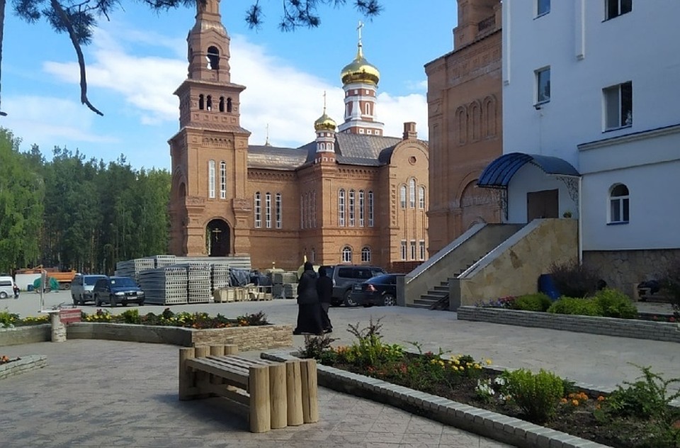 Среднеуральский женский монастырь находится в 30 километрах от Екатеринбурга.
