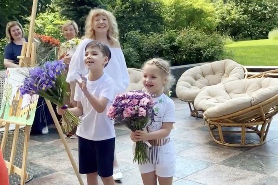 Алла Борисовна тоже появилась в кадре. Правда, без привычного эстрадного блеск