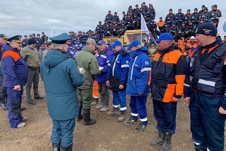 Глава МЧС Евгений Зиничев вручил благодарность коллективу аварийно-спасательного отряда «Газпром нефти» за успешную ликвидацию последствий разлива нефтепродуктов под Норильском.