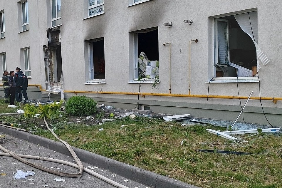 По данным МЧС, пострадавших нет, но двух человек увезли в медучреждение на осмотр.
