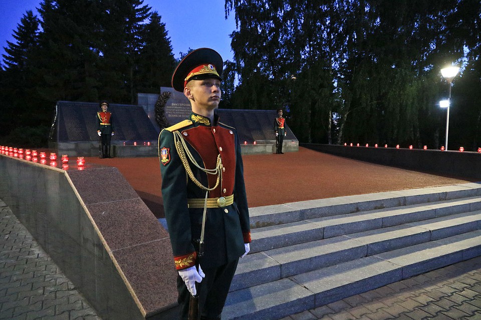В память о народном подвиге на Алтае зажгли тысячи свечей Фото: Олег УКЛАДОВ