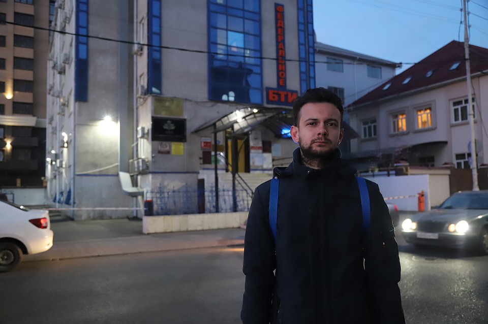 Автор на фоне здания, в одном из офисов которого располагалось агентство недвижимости "ИП Быстров".