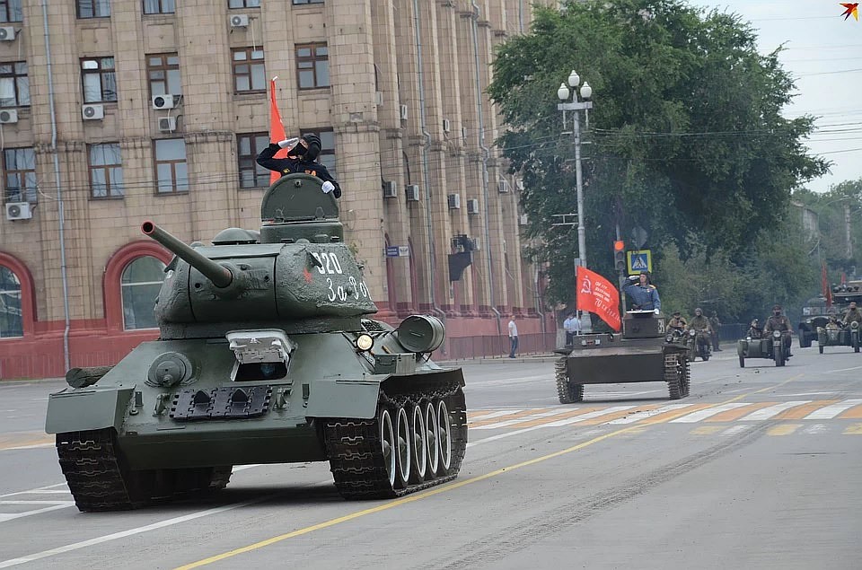 Парад на улицах Волгограда, которому на один день вернули название времен Великой отечественной.